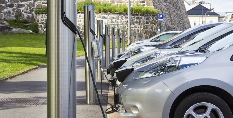 Popularita elektromobilov známych aj pod skratkou EV neustále rastie. S pribúdajúcim počtom vodičov, ktorí o ne majú záujem, sa tak prirodzene zväčšuje aj trh ojazdených vozidiel.