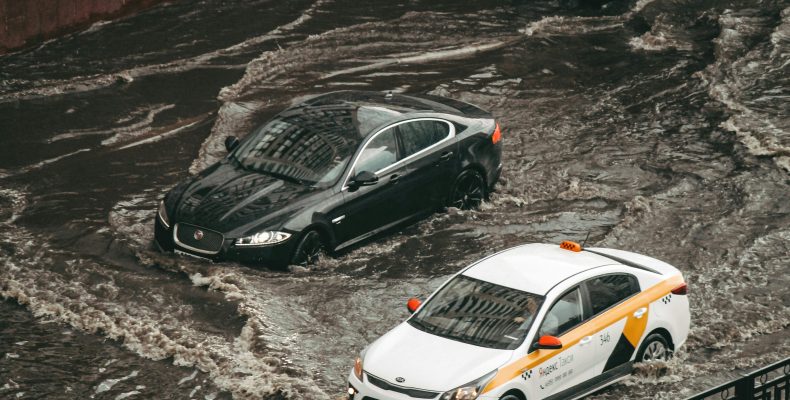 Keďže v súčasnosti zažívame klimatické zmeny, silné dažde môžu viesť k extrémnym záplavám, ktoré môžu mať za dôsledok zaplavenie áut. Niektoré z týchto áut môžu byť neskôr opravené a predané v iných krajinách bez dokladu o ich histórii.