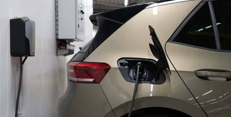 Predaj BEV (batériových elektrických vozidiel) bol v poslednom desaťročí na vzostupe, ale v roku 2024 by mal klesnúť o 2,5 %. Elektromobily sú síce oveľa lacnejšie na prevádzku ako autá s naftovým alebo benzínovým pohonom, ale ich nákup je oveľa drahší.